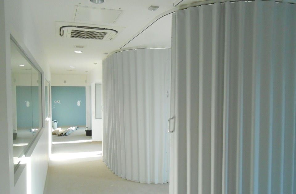 Curved vinyl fabric folding partition
