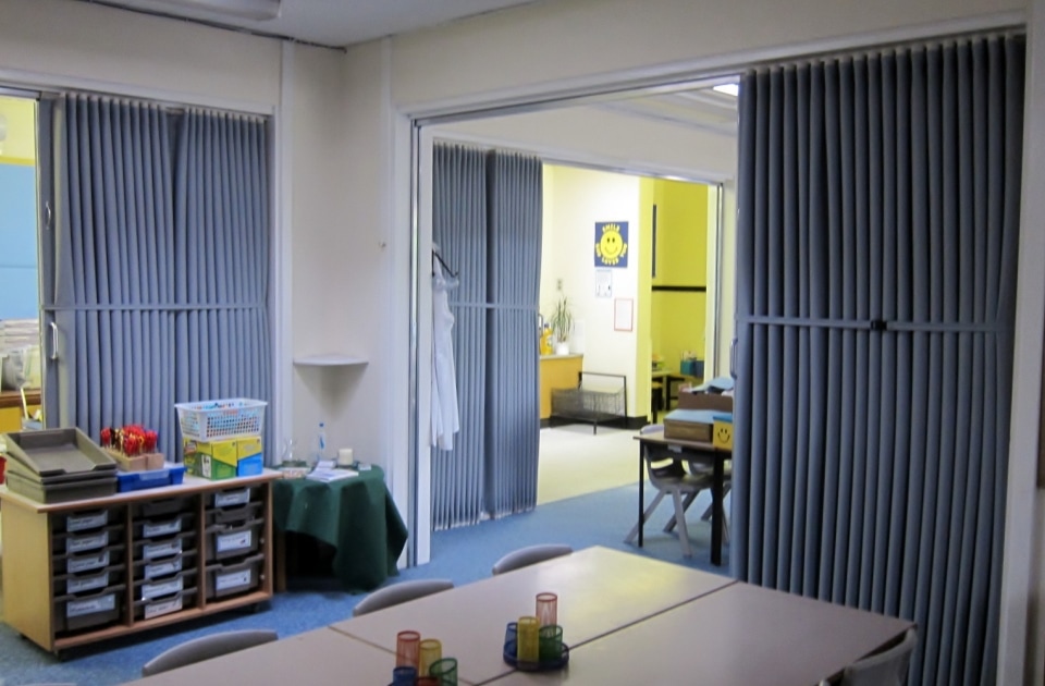 Fabric folding concertina partition in school